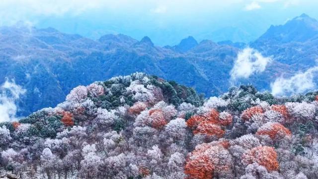 旺苍盐井峡现“秋冬同框”奇景 红叶白雪交织如画