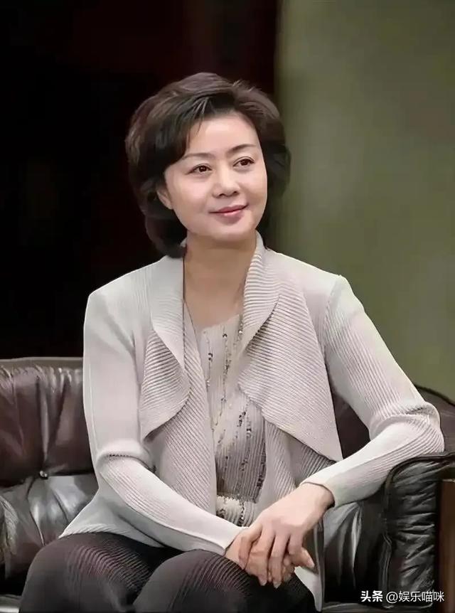 至今未婚未育，身边却有男人陪了近27年！59岁的她才是真人间清醒