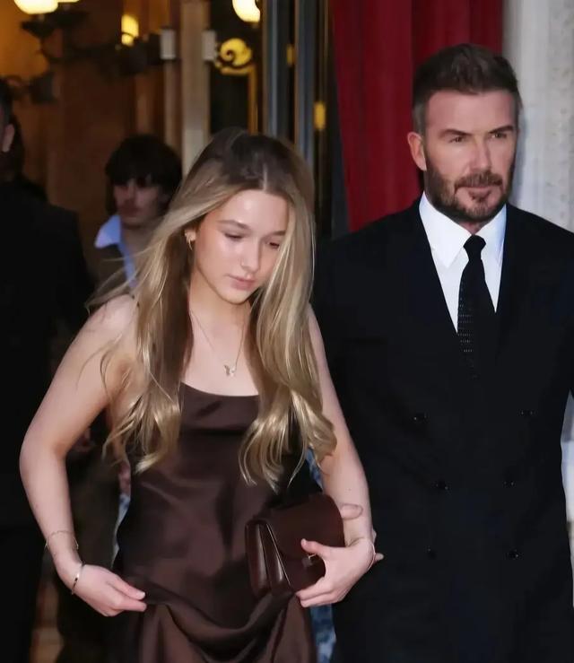 天啊贝克汉姆的女儿小七咋变这么美了？14岁的她金发碧眼惊为天人