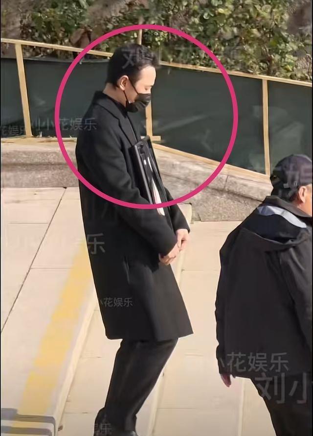 唐嫣露脸葬礼现场！罗晋手抱父亲遗照，神情落寞，唐嫣全程陪同