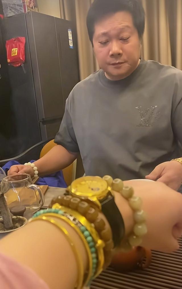 北京肖哥突发去世，年仅45岁，家里原石成堆开大奔	，十几套房出租