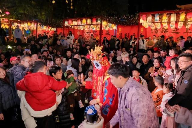 来锦江闹元宵,就这样玩儿→