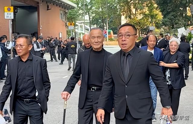 一场追悼会，戳穿向华强夫妇在香港的真实地位	，原来李连杰没说谎