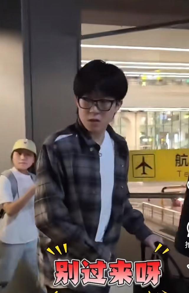 国乒抵达北京，王晨策来接王楚钦，蒯曼发动态，曼昱给小朋友签名