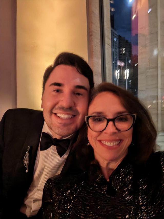 现实盖茨比！他到处发钱，捐几千万后突然死亡，才发现钱是偷的？