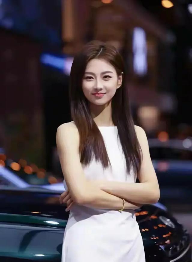 苏一宁,身高177厘米,体重56公斤,车模姐姐,人称少妇天花板