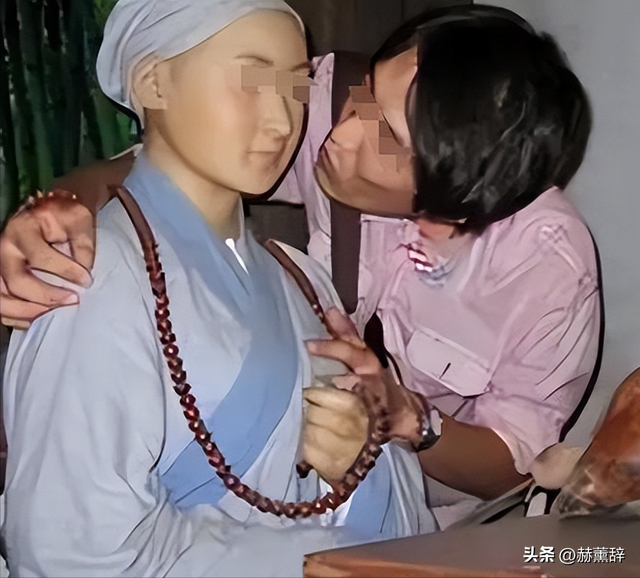 揭秘尼姑庵真相，表面佛门实则妓院，穿黑丝戴假发，香客人来人往
