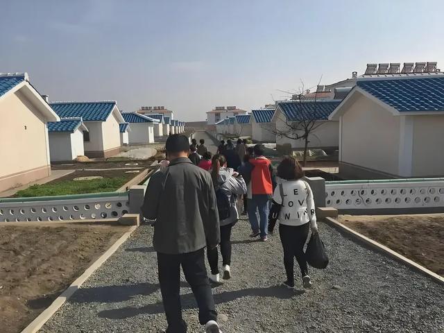 在朝鲜的玉泉国营农场,职工们可以敞开吃蔬菜,住免费的二层洋楼