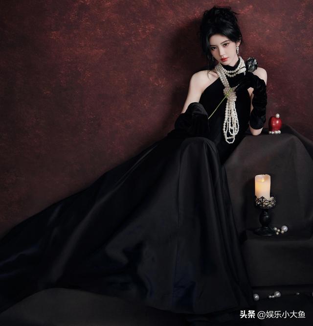 鞠婧祎出席星光大赏活动，黑色露肩长裙配珍珠项链，腰肢纤细好美