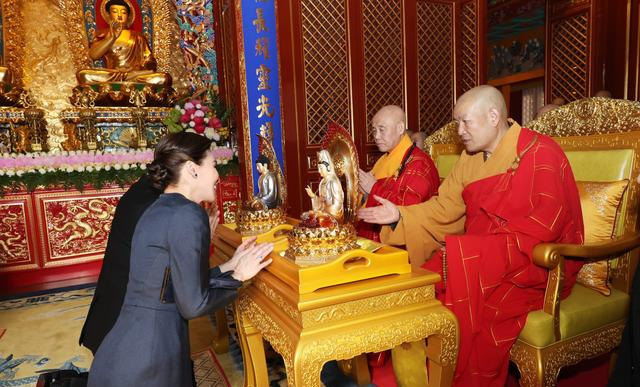 泰王夫妇在北京参观灵光寺！苏提达王后穿古韵连衣裙，踩高跟跪拜