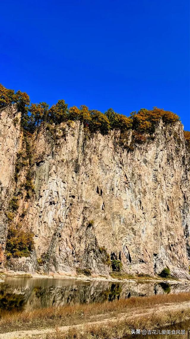 吉林长白山抚松秋韵～枫红映水伴云天