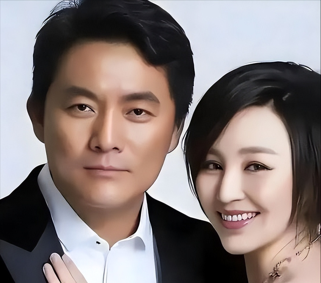 她19岁与导演私奔，在地下室裸婚连生3胎，今被丈夫用9部剧捧红