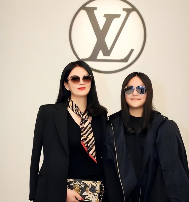 李湘事件升级！家境被扒底朝天，父母身份曝光，果然不简单