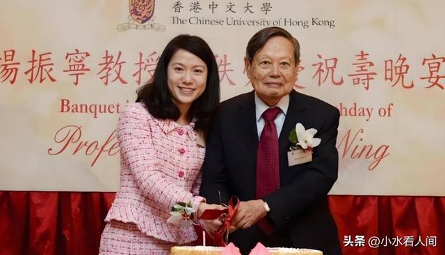 杨振宁刚去世，翁帆终于发声，字字催泪，清华大学吊唁堂细节感人