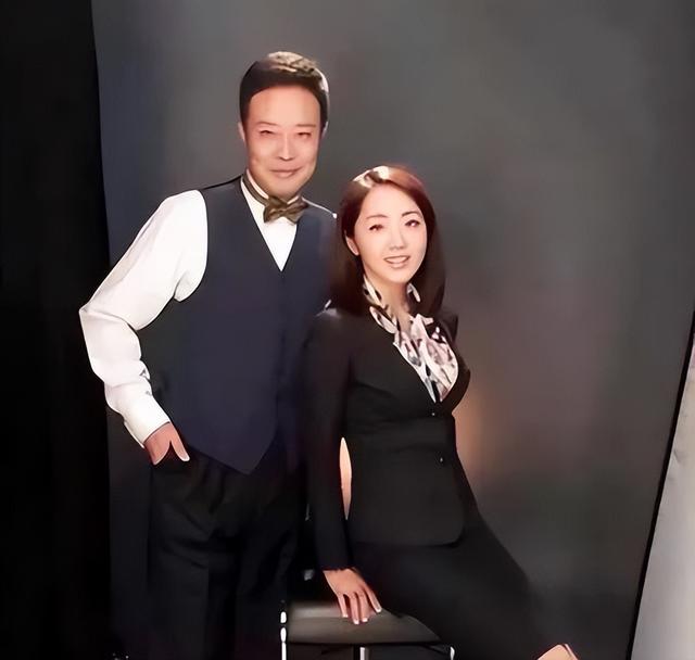 她是央视“天花板”主持人，30年零失误大龄生子，如今过的怎样