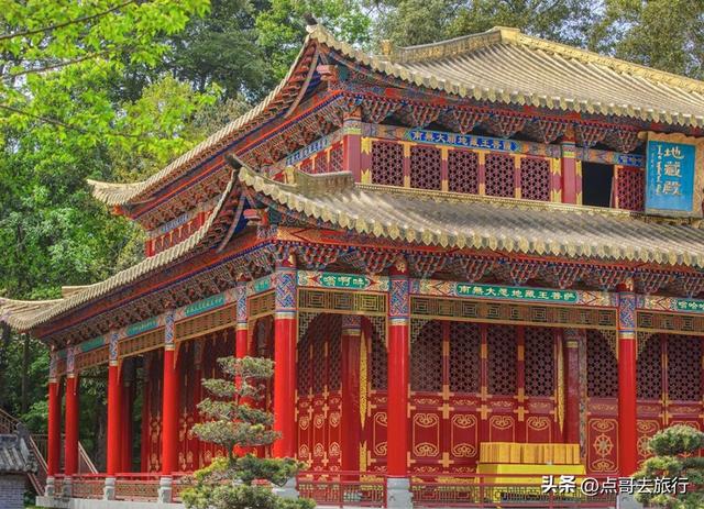 成都最不可低估的寺庙，金碧辉煌，充满皇家气度，公交可直达！
