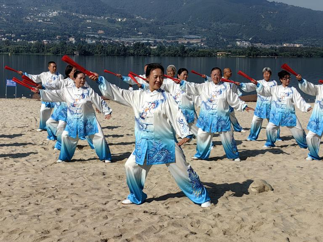 大凉山冬韵：冰雪、暖泉与阳光交织