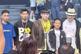 成龙、樊振东、全红婵同框，合唱《大中国》图片