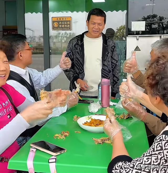 太有面了！全红婵爸爸在迈合村口种凤凰树，还插了冠军广场打卡牌