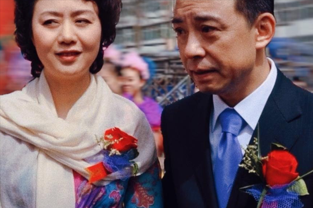 至今未婚未育，身边却有男人陪了近27年！59岁的她才是真人间清醒