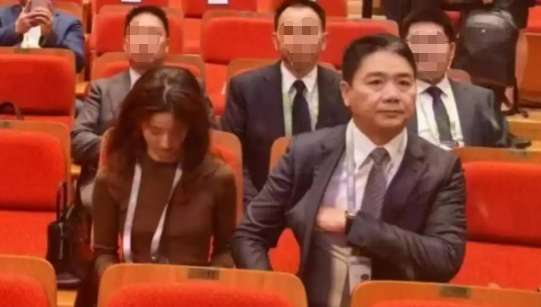 刘强东一句话暴露婚变传闻真相后，恶心一幕出现，奶茶妹妹太可怜