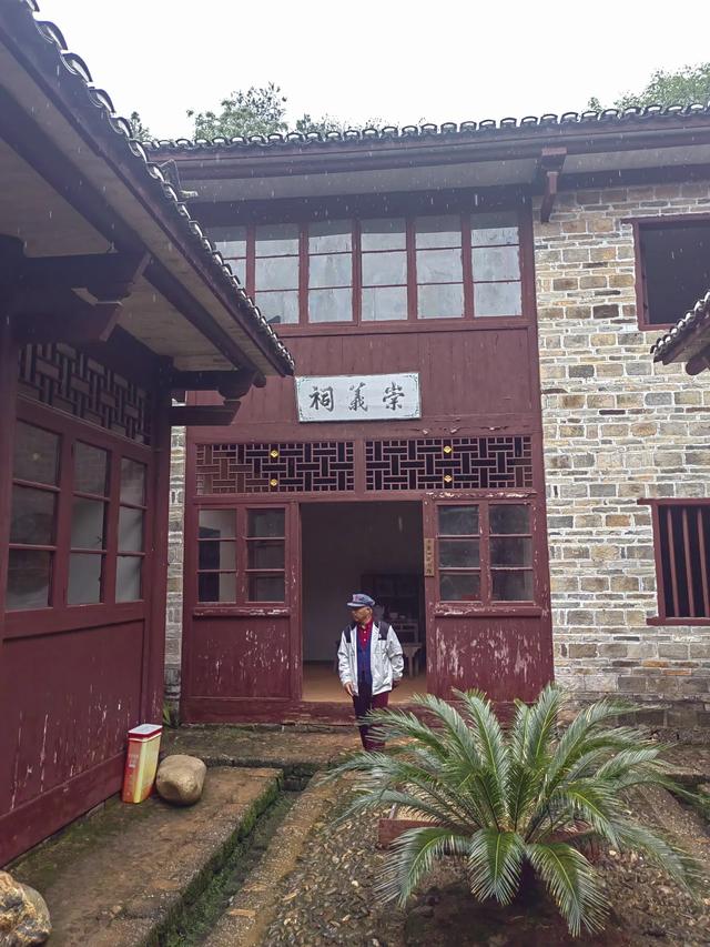 我们在井冈山参观了几个著名的革命遗迹
