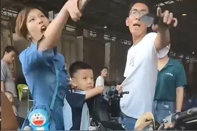 闹大了！南宁女子吃完榴莲口感不佳，要求仅退款被拒，大闹档口！图片