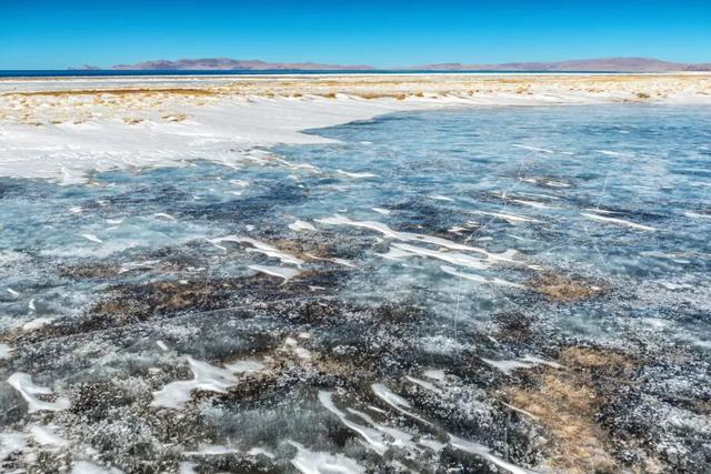 西藏天湖冬日变蓝宝石秘境，千里冰封宛如异星
