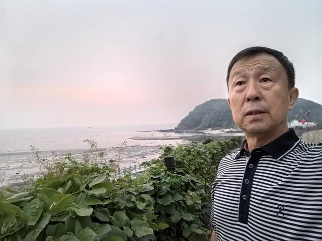 看日出云里难见尊容，望日落天空缺少云霞。
