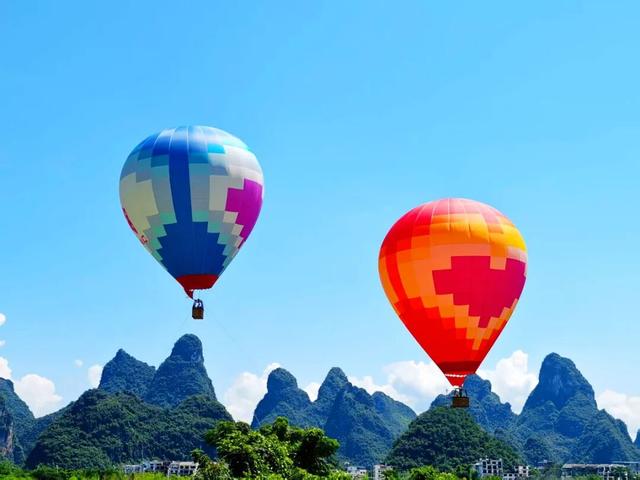 桂林：热闹非凡的遇龙河！