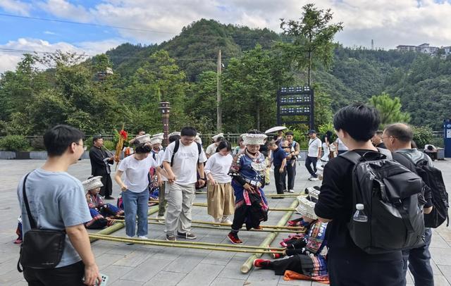 西江景区苗族“竹竿舞”舞出游客快乐加倍体验感