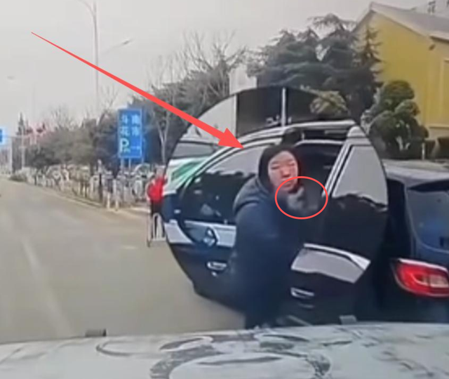 女子违停竖中指挑衅被撞：正脸被扒已社死，内情流出，司机疑发声