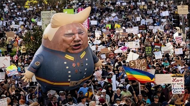 特朗普：中国军队能有今天，全靠美国给的7220亿	，养兵力造军舰