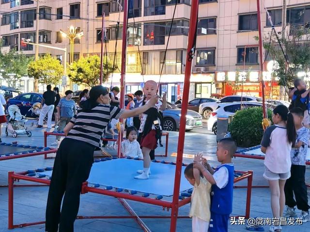 避暑胜地·康养宕昌｜夜逛宕昌：从舌尖到脚尖，游客乐不停