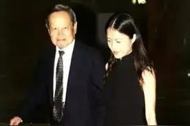 杨振宁103岁了，身体萎缩很多精神依然不错，翁帆49岁也渐渐发福图片
