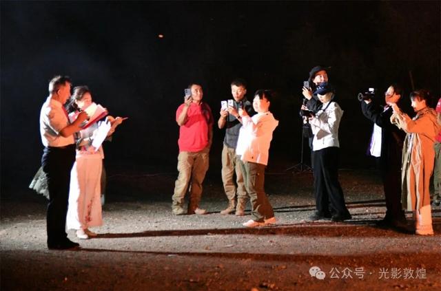 新疆“东天山来的骆驼队”参加盛大的入关欢迎仪式