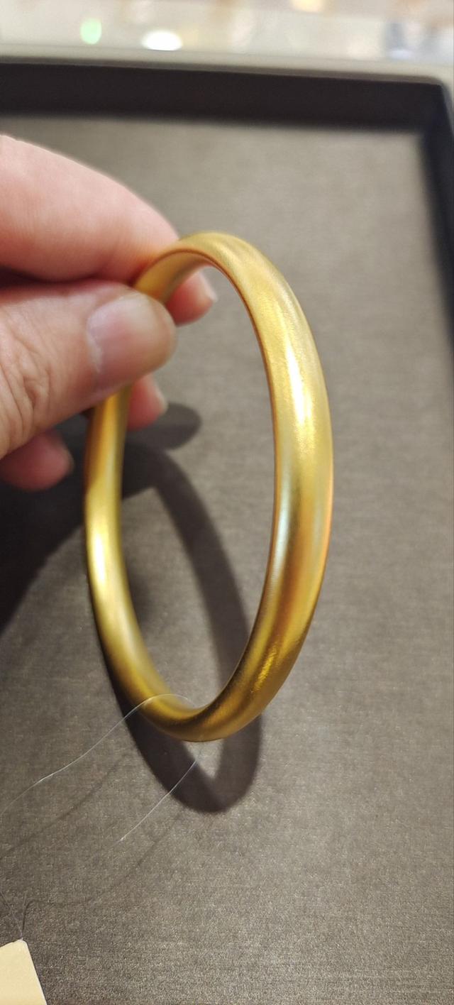 奉劝大家一句，把金镯子金项链都收起来，低调真的能保护自己
