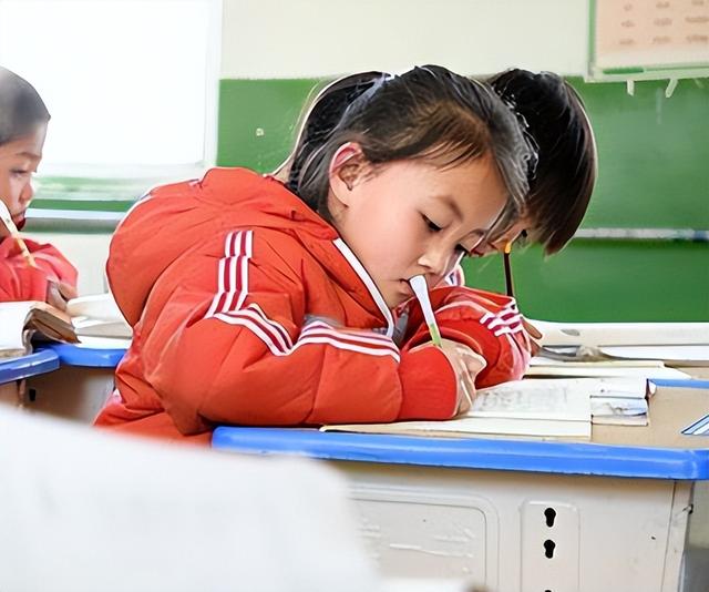 没钱还硬装？宁夏一笑成名拒绝百万签约的小女孩，现在成了这样