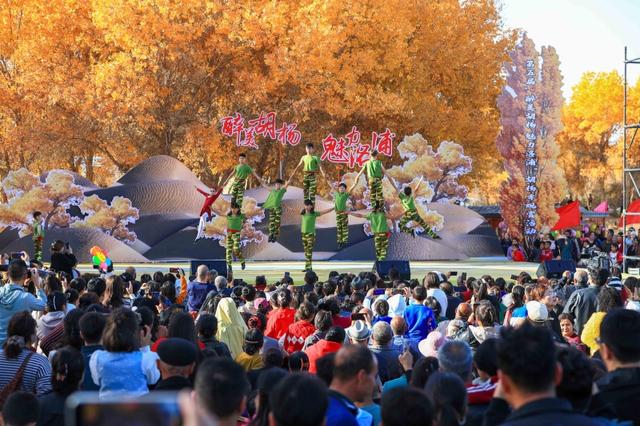 新疆洛浦：胡杨季启幕，游客醉在金林看演出