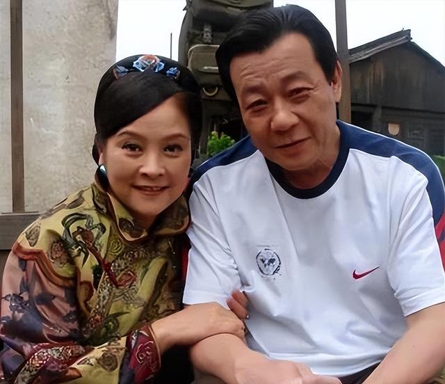 71岁寇世勋现状，晚年和原配一家生活，二房随3名子女远在国外