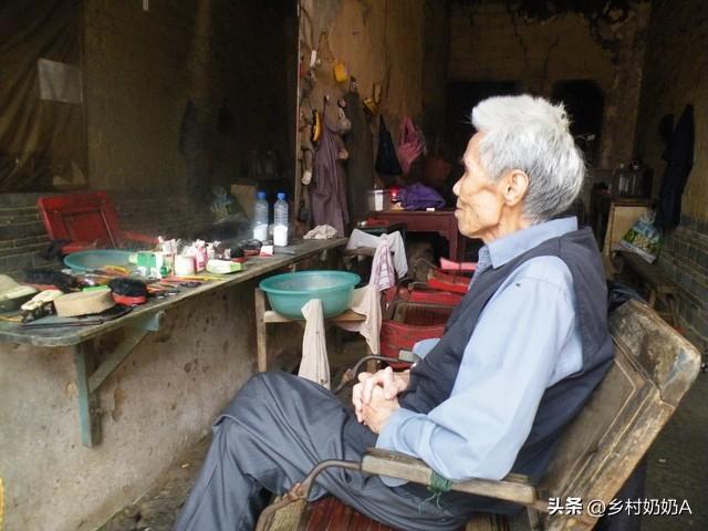 他疯了，就因为当了五保户，每个月领一千多块钱的养老金