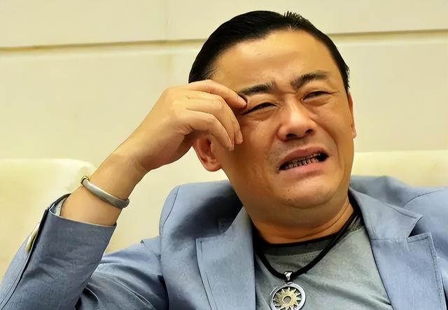 58岁周立波，头发稀疏身体暴瘦，美国生活的他走到这一步后悔吗？