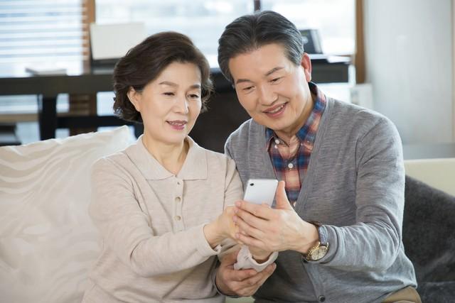 中老年人用手机，必学这5个实用功能，缴水电费、视频聊天全搞定