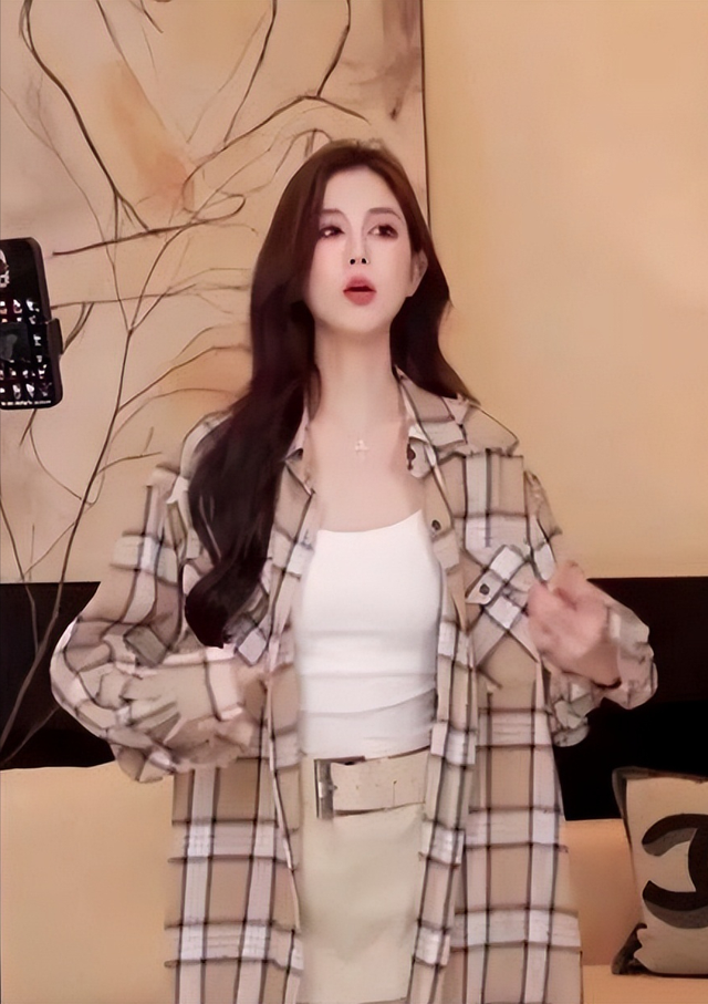 到底什么是真的？从头假到脚的美女主播，全网怒喊：赶快消失吧