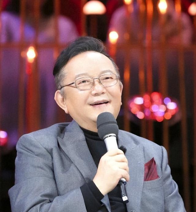 事实证明，被传卖掉上亿豪宅移民美国的王刚，已经走上另一条大道