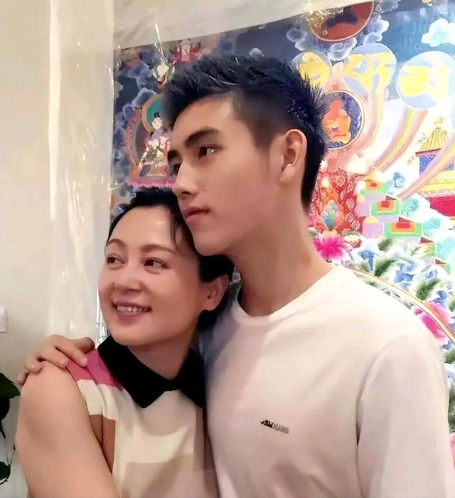 长得太美被导演占为己有，4年后生下大明星儿子，16就开始争光了