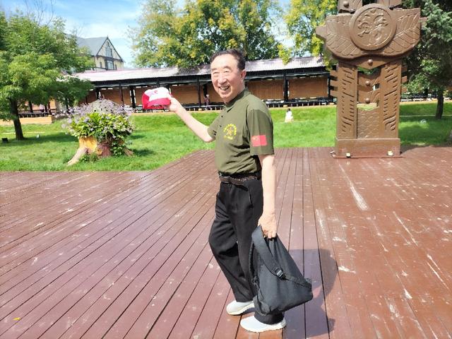 贾永学战友随团旅游，经过伊春林都木雕园，与张永学短聚游园！