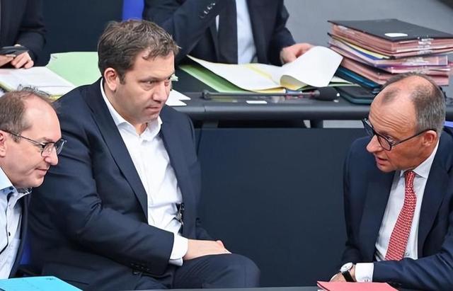 日本话音刚落，又一国介入台海，专机已经离华，要逼中国做3件事