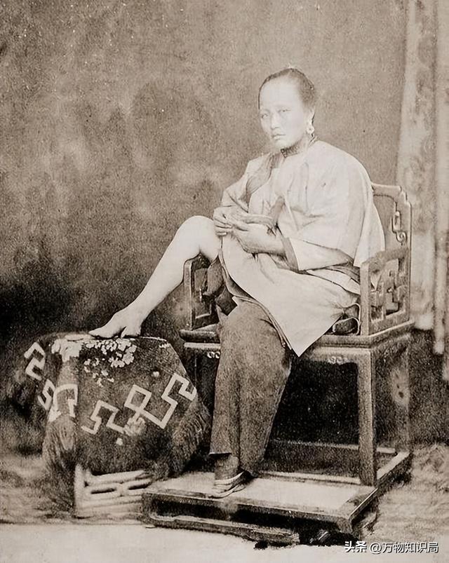 老照片：晚清时期，一名被浸猪笼的女子，躺在地上，民众冷漠围观