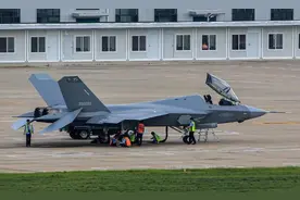 海外客户抢购歼31战机，埃及空军司令访华，美媒：性能不输F-35图片